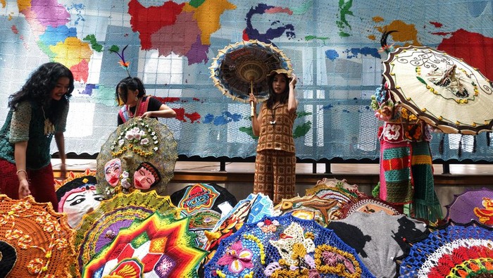 Penari berpose dengan payung tradisional pada Festival Payung Indonesia 2025 bertajuk Catra Panji di Taman Balekambang, Solo, Jawa Tengah, Minggu
(7/9/2025). Festival payung yang melibatkan seniman, kreator, pelaku UMKM, dan artisan payung se-Indonesia itu diharapkan dapat mendongkrak kunjungan wisatawan hingga 27.000 orang dengan target perputaran uang mencapai Rp1 miliar. ANTARA FOTO/Maulana Surya