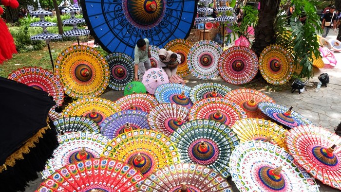 Penari berpose dengan payung tradisional pada Festival Payung Indonesia 2025 bertajuk Catra Panji di Taman Balekambang, Solo, Jawa Tengah, Minggu
(7/9/2025). Festival payung yang melibatkan seniman, kreator, pelaku UMKM, dan artisan payung se-Indonesia itu diharapkan dapat mendongkrak kunjungan wisatawan hingga 27.000 orang dengan target perputaran uang mencapai Rp1 miliar. ANTARA FOTO/Maulana Surya