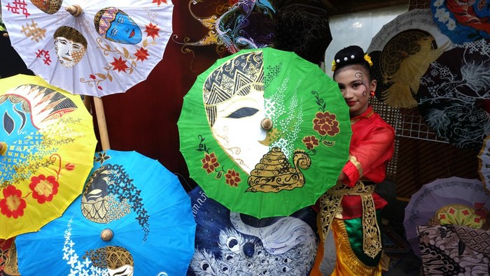 Festival Payung Indonesia 2025 di Solo Ditarget Raup Rp1 Miliar Penari berpose dengan payung tradisional pada Festival Payung Indonesia 2025 bertajuk Catra Panji di Taman Balekambang, Solo, Jawa Tengah, Minggu
(7/9/2025). Festival payung yang melibatkan seniman, kreator, pelaku UMKM, dan artisan payung se-Indonesia itu diharapkan dapat mendongkrak kunjungan wisatawan hingga 27.000 orang dengan target perputaran uang mencapai Rp1 miliar. ANTARA FOTO/Maulana Surya