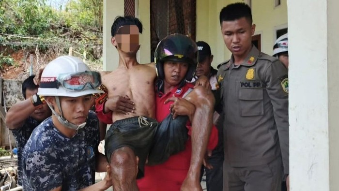 Petugas Damkar PALI mengevakuasi warga yang pingsan usai isap gas beracun saat gali sumur