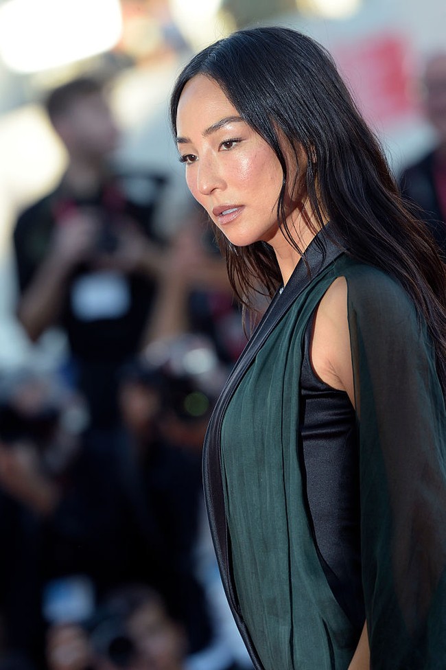 Tampilan kustom Greta Lee sekaligus menjadi isyarat pertama dari arah kreatif Anderson di Dior setelah menggantikan Maria Grazia Chiuri pada Juni lalu. Desainer asal Inggris yang juga dikenal lewat kiprahnya di Loewe ini dijadwalkan menampilkan koleksi busana wanita perdana Dior pada Oktober mendatang. (Foto: Rocco Spaziani/Archivio Spaziani/Mondadori Portfolio via Getty Images)