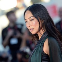 Tampilan kustom Greta Lee sekaligus menjadi isyarat pertama dari arah kreatif Anderson di Dior setelah menggantikan Maria Grazia Chiuri pada Juni lalu. Desainer asal Inggris yang juga dikenal lewat kiprahnya di Loewe ini dijadwalkan menampilkan koleksi busana wanita perdana Dior pada Oktober mendatang. (Foto: Rocco Spaziani/Archivio Spaziani/Mondadori Portfolio via Getty Images)
