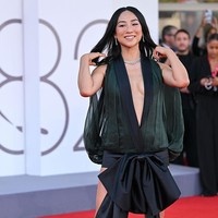 Untuk melengkapi penampilannya, bintang film Past Lives itu memilih perhiasan kalung dan cincin dari Tiffany & Co. Rambut Lee ditata bergelombang lembut dengan belahan tengah oleh penata rambut Jenny Cho, sementara riasan wajah dipercayakan pada Nina Park. Penampilan karpet merah ini dikurasi oleh stylist Danielle Goldberg, yang juga bekerja sama dengan Ayo Edebiri dan Zoë Kravitz. (Foto: Dominique Charriau/WireImage)