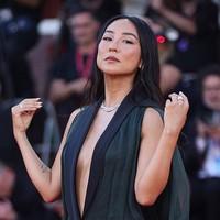 Gaun mini berpotongan couture itu tampil berani dengan garis leher menjuntai dalam dan aksen pita besar yang dilengkapi detail pita panjang menjuntai hingga ke lantai. (Foto: Alessandra Benedetti/Corbis via Getty Images)