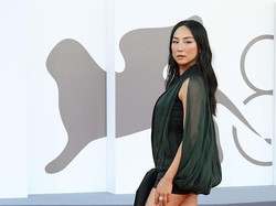 Foto: Seksinya Greta Lee dengan Gaun New Dior di Venice Film Festival 2025