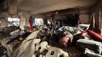 Warga Palestina tampak memeriksa puing-puing bangunan yang rata dengan tanah, mencari barang berharga dan sisa-sisa kehidupan mereka di antara reruntuhan. Komunitas internasional kembali menyerukan penghentian kekerasan dan perlindungan terhadap warga sipil di Gaza. Namun, hingga kini, eskalasi serangan udara masih terus terjadi, meninggalkan jejak penderitaan mendalam bagi masyarakat Palestina. REUTERS/Dawoud Abu Alkas
