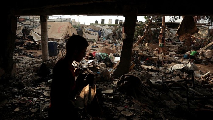 Suasana duka kembali menyelimuti Kota Gaza setelah sebuah sekolah yang menjadi tempat berlindung warga terlantar hancur akibat serangan udara Israel pada Sabtu (6/9/2025) malam. REUTERS/Dawoud Abu Alkas