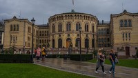 Kesembilan ada Oslo, Norwegia, terletak di antara fjord dan hutan, Oslo memberikan rasa tenang dan kesejukan. Arsitektur modern seperti Gedung Opera Oslo berpadu dengan bangunan bersejarah. Di waktu senggang, warga lokal mendaki jalur Nordmarka atau berkumpul di kawasan seni Grunerlokka. Museum MUNCH dan koleksi kapal Viking menunjukkan betapa kota ini menghargai budaya dan sejarah. Getty Images/Carl Court
