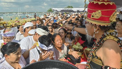 Hari Banyu Pinaruh, Umat Hindu Padati Pantai Mertasari untuk Melukat