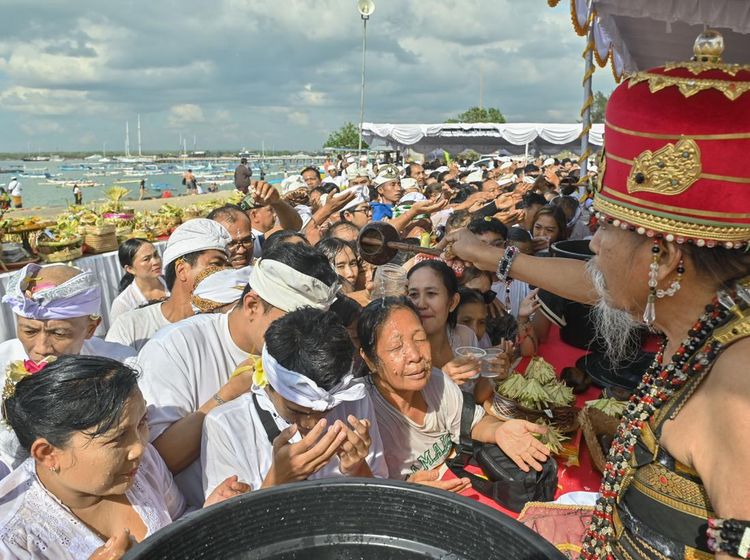 Hari Banyu Pinaruh, Umat Hindu Padati Pantai Mertasari untuk Melukat