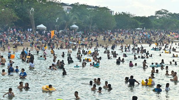 Hari Banyu Pinaruh, Umat Hindu Padati Pantai Mertasari untuk Melukat Pemuka agama Hindu menyiramkan air suci saat rangkaian ritual Melukat atau menyucikan diri pada Hari Banyu Pinaruh di Pantai Mertasari, Denpasar, Bali, Minggu (7/9/2025). Ribuan umat Hindu memadati pantai tersebut saat Hari Banyu Pinaruh yang dirayakan satu hari setelah Hari Raya Saraswati untuk menyucikan dan membersihkan diri serta pikiran secara spiritual dengan melakukan ritual Melukat. ANTARA FOTO/Fikri Yusuf