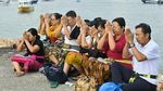 Hari Banyu Pinaruh, Umat Hindu Padati Pantai Mertasari untuk Melukat