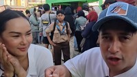 Kemarin (6/9), Kalina menunjukkan momen Irfan Hakim cicip es teler di gerainya di kawasan Pamulang. Presenter hits itu bilang rasa es teler Kalina sangat enak dan toppingnya tidak pelit. Untung gue dapet fast track, candanya sambil menunjuk arah antrean pembeli yang panjang. Foto: TikTok kalinaoctaranny