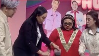 Kalina semangat mempromosikan dagangannya di acara TV. Saat itu ada Nunung, Dewi Perssik, dan Caren Delano yang berkesempatan mencicipi es teler ala dirinya yang dijual mulai Rp 13.500 itu. Foto: TikTok kalinaoctaranny