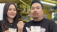 Nex Carlos dan istri kompak memuji rasa es teler buatan Kalina. Menurut mereka rasanya segar, manis, dan manisnya tak berlebihan. Foto: TikTok kalinaoctaranny