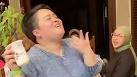 Pembawa acara Sinyorita Esperanza juga suka cita rasa es teler Mama Kalina. Enak pisan, murah meriah mantap, ujar Sinyo. Foto: TikTok kalinaoctaranny