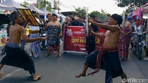 Iring-iringan bertajuk Kirab Pusaka yang menampilkan senjata tradisional Suku Sasak di Desa Rumbuk, Kecamatan Sakra, Lombok Timur, NTB, Minggu (7/9/2025). (Foto: Sanusi Ardi W/detikBali)