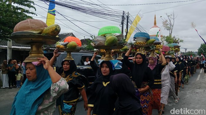 Iring-iringan Tembolaq Beaq berisi makanan dan buah-buahan menuju makam leluhur saat tradisi Bjango Bliq di Desa Songak, Lombok Timur, NTB, Minggu (7/9/2025). (Foto: Sanusi Ardi W/detikBali)