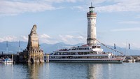 Ketujuh ada Wina, Austria, menyajikan keanggunan klasik dengan sentuhan modern. Ringstrasse, jalan utama berbentuk lingkaran, memutari situs penting seperti Opera Negara dan Istana Hofburg. Wina juga dikenal dengan kafe klasik seperti Cafe Central, tempat para filsuf dan revolusioner masa lalu biasa berkumpul. Saat malam tiba, kota ini berubah menjadi tempat ideal untuk mencicipi schnitzel atau segelas anggur di kebun anggur lokal. dpa/picture alliance via Getty I/picture alliance