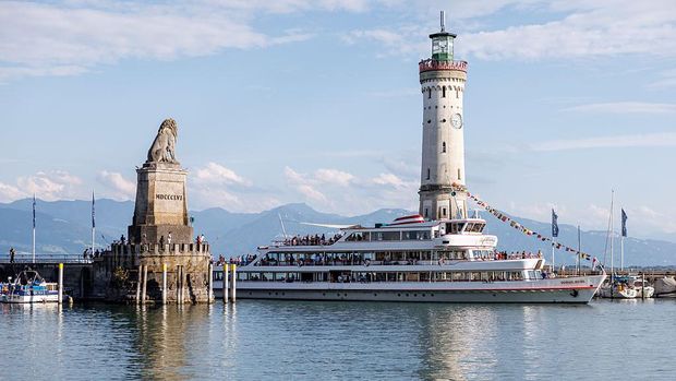 Wina menyajikan keanggunan klasik dengan sentuhan modern. Ringstrasse, jalan utama berbentuk lingkaran, memutari situs penting seperti Opera Negara dan Istana Hofburg. Wina juga dikenal dengan kafe klasik seperti Cafe Central, tempat para filsuf dan revolusioner masa lalu biasa berkumpul. Matthias Balk/picture alliance via Getty Images