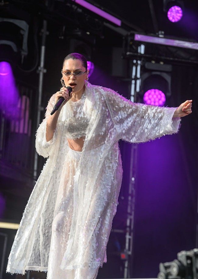 Ibu satu anak ini menjadi salah satu bintang tamu di acara Radio 2 In the Park, pada Sabtu (6/9/2025) di Chelmsford, Inggris. Jessie mengenakan setelan putih mengilap, menciptakan gaya sleek sekaligus chic. Foto: Getty Images/Katja Ogrin