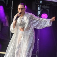 Ibu satu anak ini menjadi salah satu bintang tamu di acara Radio 2 In the Park, pada Sabtu (6/9/2025) di Chelmsford, Inggris. Jessie mengenakan setelan putih mengilap, menciptakan gaya sleek sekaligus chic. Foto: Getty Images/Katja Ogrin