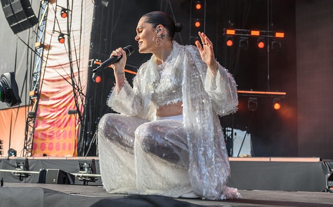 Wanita 37 tahun ini memadukan crop top, celana wide-leg, dan outer panjang semi-transparan beraksen payet. Gaya ini memberi kesan ethereal. Foto: Getty Images/Katja Ogrin