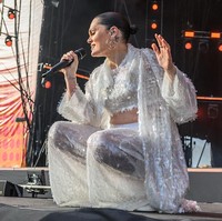 Wanita 37 tahun ini memadukan crop top, celana wide-leg, dan outer panjang semi-transparan beraksen payet. Gaya ini memberi kesan ethereal. Foto: Getty Images/Katja Ogrin