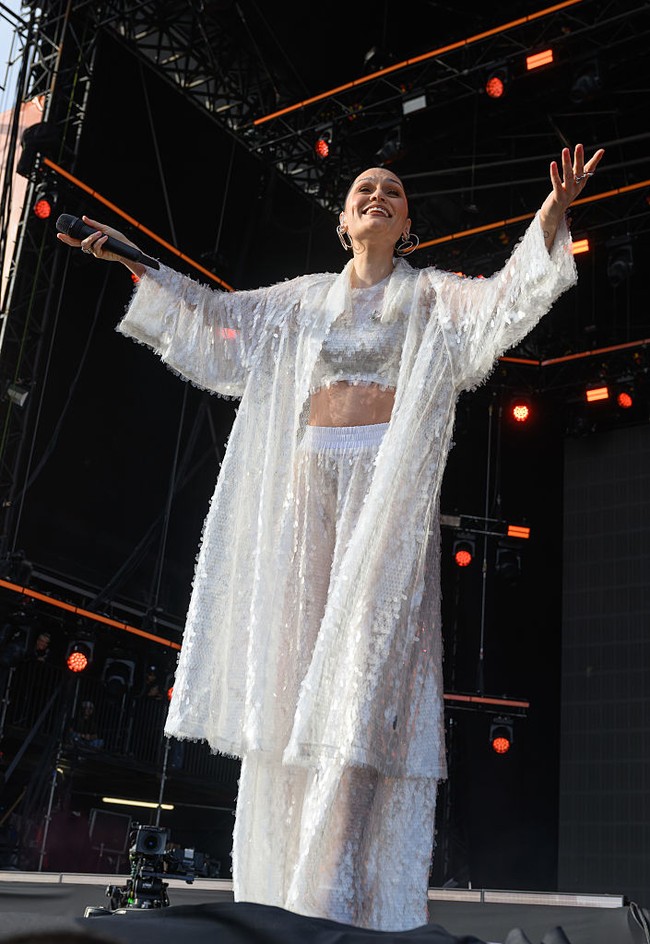 Jessie J kembali menyapa penggemar lewat penampilan panggung perdananya, hanya tiga bulan setelah menjalani operasi untuk pengobatan kanker payudara. Foto: Getty Images/Katja Ogrin