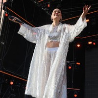 Jessie J kembali menyapa penggemar lewat penampilan panggung perdananya, hanya tiga bulan setelah menjalani operasi untuk pengobatan kanker payudara. Foto: Getty Images/Katja Ogrin