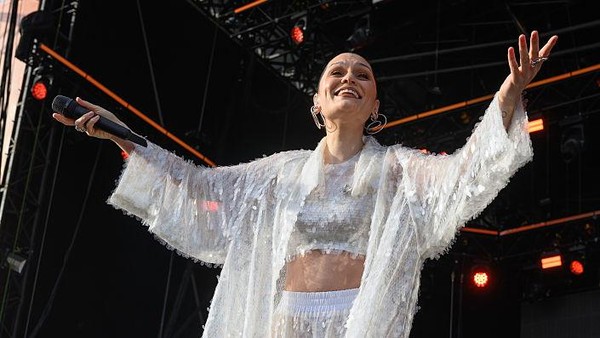 5 Gaya Jessie J Tampil Perdana Pascaoperasi Payudara, Cantik Serba Putih
