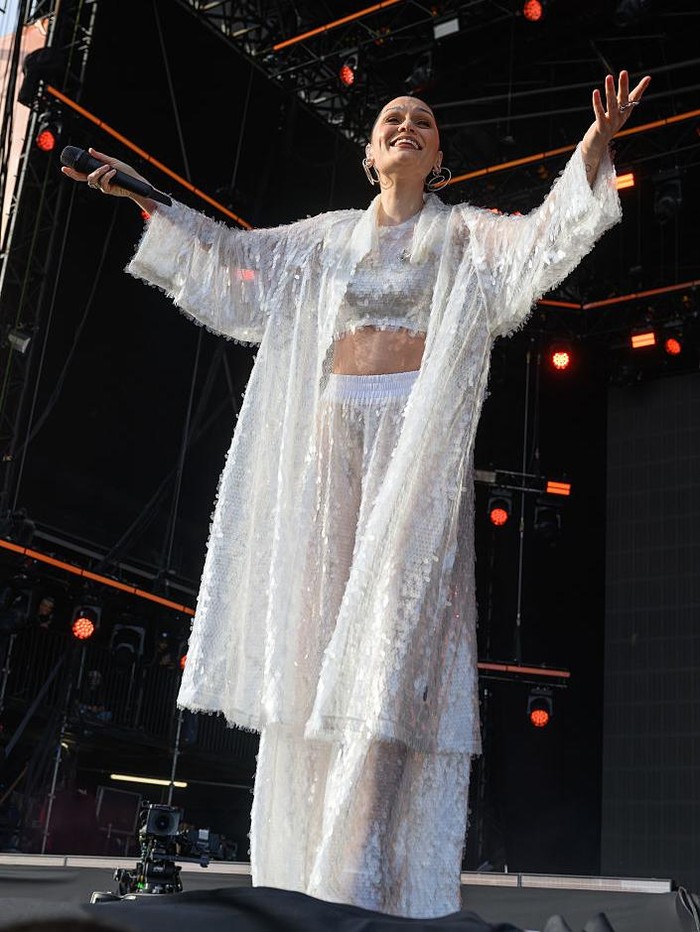 Jessie J tampil di atas panggung selama Radio 2 In The Park di Hylands Park pada 6 September 2025 di Chelmsford, Inggris.