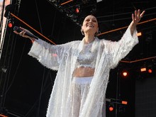 Bye Medsos! Jessie J Mau Fokus Healing