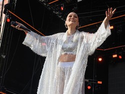 5 Gaya Jessie J Tampil Perdana Pascaoperasi Payudara, Cantik Serba Putih