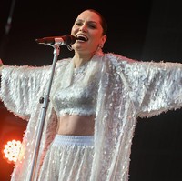 Busana simpel tampak serasi dengan rambut sanggul yang ditata ke belakang dan dibuat sleek. Dalam salah satu jeda penampilannya, Jessie membagikan kisah pribadinya yang menyentuh saat melawan kanker payudara. Foto: Getty Images/Katja Ogrin