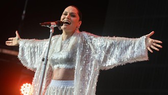 Haru, Jessie J Nangis saat Umumkan 'Bebas' dari Kanker Payudara yang Diidapnya
