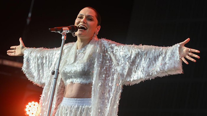 Jessie J tampil di atas panggung selama Radio 2 In The Park di Hylands Park pada 6 September 2025 di Chelmsford, Inggris.