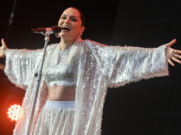 Jessie J tampil di atas panggung selama Radio 2 In The Park di Hylands Park pada 6 September 2025 di Chelmsford, Inggris.