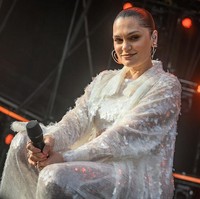 “Sebagian dari kalian mungkin sudah tahu, mungkin juga belum, tapi 11 minggu lalu saya menjalani operasi kanker payudara. Saya masih dalam masa pemulihan, tapi saya merasa sangat bersyukur bisa ada di sini,” ujarnya, seperti dikutip dari Just Jared. Foto: Getty Images/Katja Ogrin