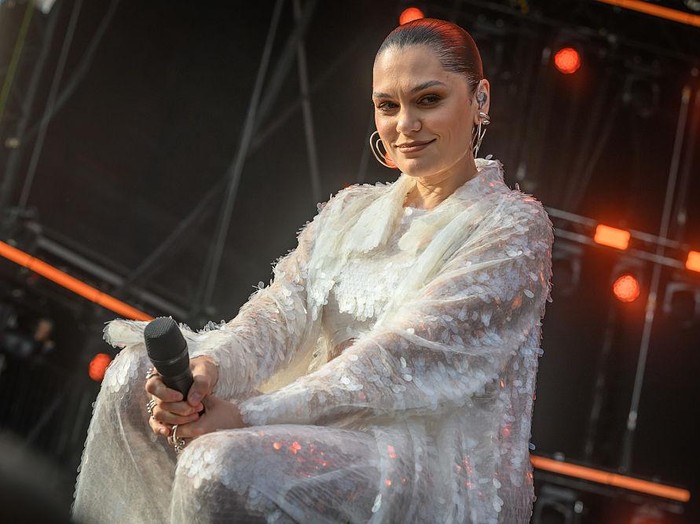 Jessie J tampil di atas panggung selama Radio 2 In The Park di Hylands Park pada 6 September 2025 di Chelmsford, Inggris.