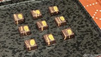 Tersedia juga cokelat variasi bika ambon. Memang di awal rasa cokelatnya akan terasa lebih pekat, tetapi di ujung lidah muncul aroma dan rasa bika Ambon yang khas. Rasanya diambil dari perpaduan pandan, sereh, dan kunyit. Foto: Detikcom / Atiqa Rana