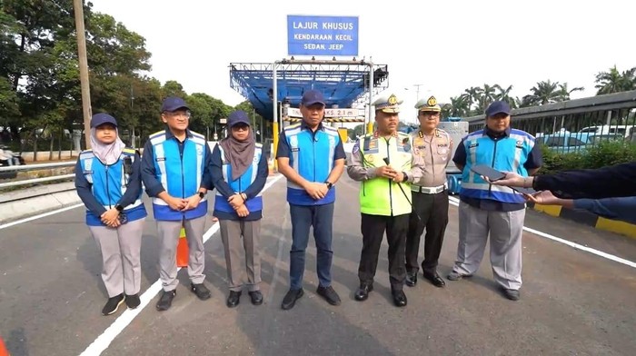 Kakorlantas Polri Irjen Agus Suryonugroho, bersama Direktur Utama PT Jasa Marga (Persero) Rivan Achmad Purwantono meninjau sejumlah gerbang tol dalam kota yang mengalami kerusakan pasca aksi demonstrasi.