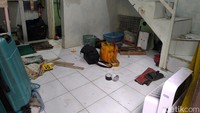 Berbeda dengan lima kamar lainnya, kamar kos tempat pelaku bersama korban memiliki dua lantai.