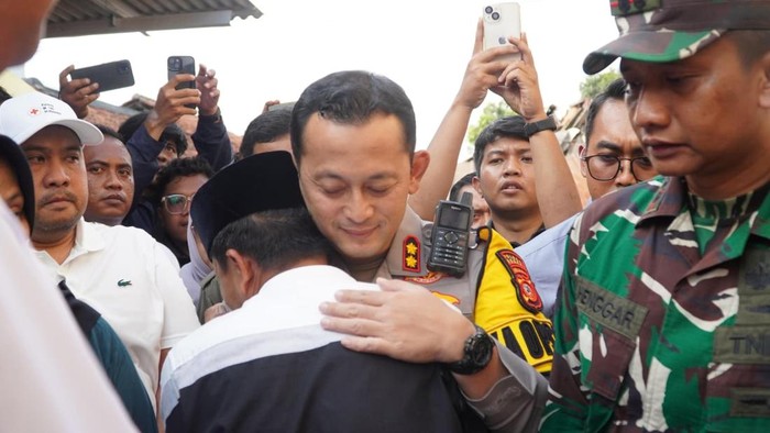 Kapolres Bogor AKBP Wikha Ardilestanto menerjunkan 70 personel untuk menangani bangunan majelis taklim ambruk di Kecamatan Ciomas, Kabupaten Bogor,  Minggu (7/9/2025).