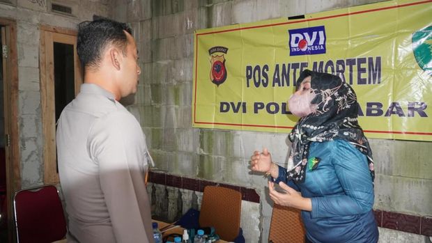 Kapolres Bogor AKBP Wikha Ardilestanto menerjunkan 70 personel untuk menangani bangunan majelis taklim ambruk di Kecamatan Ciomas, Kabupaten Bogor,  Minggu (7/9/2025).