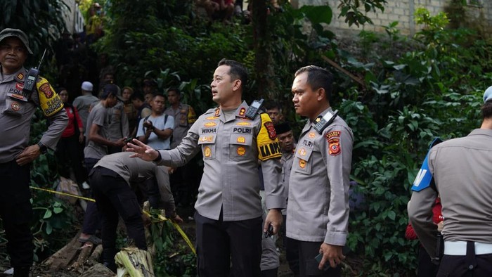 Kapolres Bogor AKBP Wikha Ardilestanto menerjunkan 70 personel untuk menangani bangunan majelis taklim ambruk di Kecamatan Ciomas, Kabupaten Bogor,  Minggu (7/9/2025).