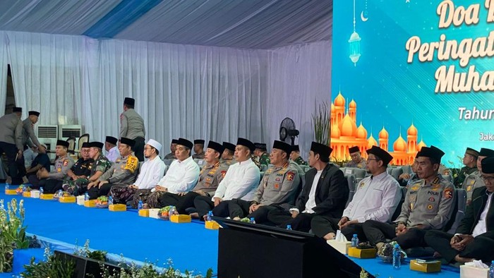 Polda Metro Jaya menggelar doa bersama dan peringatan Maulid Nabi Muhammad SAW di Polda Metro Jaya, Jakarta Selatan, Minggu (7/9/2025). Kapolri Jenderal Listro Sigit Prabowo turut hadir dalam doa bersama dan maulid.