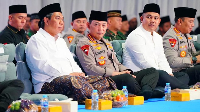 Kapolri Jenderal Listyo Sigit Prabowo menghadiri acara Doa Bersama dan Peringatan Maulid Nabi Muhammad SAW di Lapangan Presisi Polda Metro Jaya, Minggu (7/9/2025).