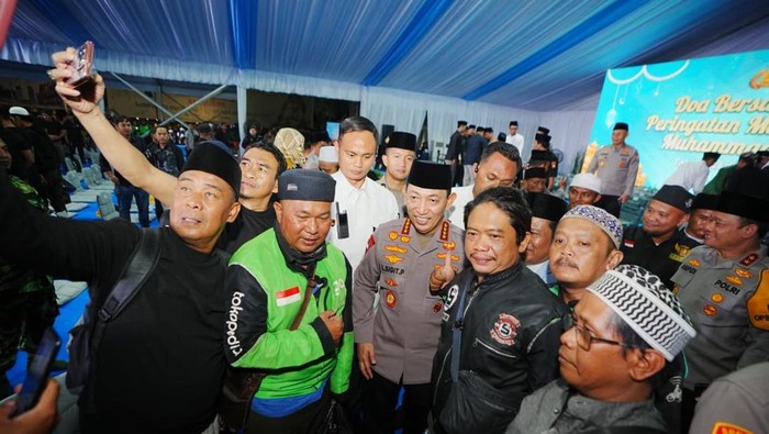 Kapolri Jenderal Listyo Sigit Prabowo menghadiri acara Doa Bersama dan Peringatan Maulid Nabi Muhammad SAW di Lapangan Presisi Polda Metro Jaya, Minggu (7/9/2025).