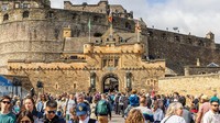 Kelima Edinburgh, Ibukota Skotlandia ini menawarkan nuansa dongeng dengan jalanan berbatu dan kastil tua. Royal Mile, pusat Kota Tua Edinburgh, mengarah ke Kastil Edinburgh di puncak bukit. Di musim panas, kota ini menjadi panggung bagi Edinburgh Fringe Festival, namun keindahan sejatinya juga terasa saat pagi berkabut atau ketika bagpipe terdengar dari kejauhan. Arthurs Seat dan Museum Penulis jadi destinasi wajib bagi pencinta alam dan sastra. Getty Images/Athanasios Gioumpasis